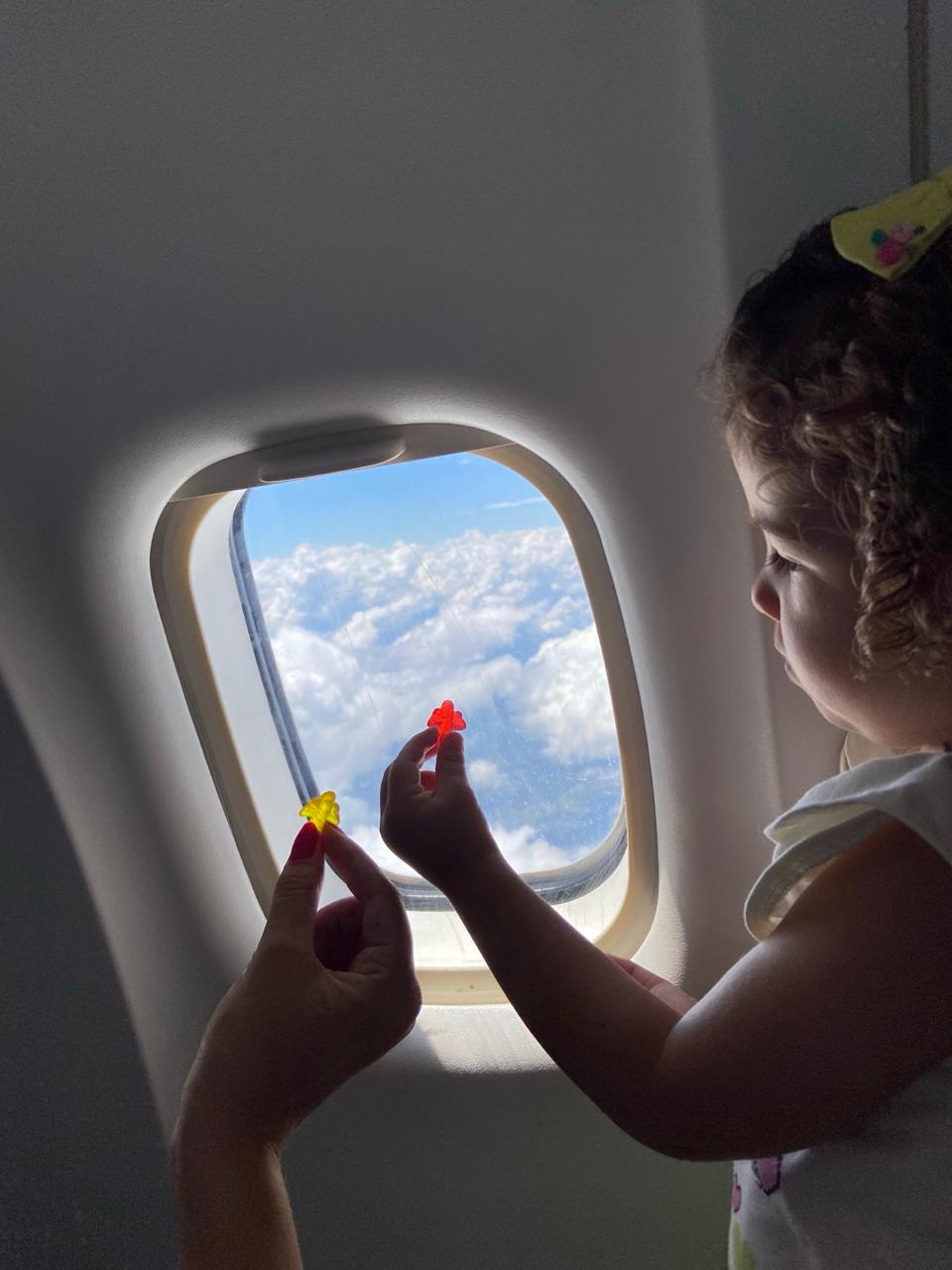 Família feliz viajando